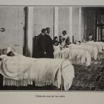 Fotografía de una sala del Instituto Rubio. Sala del hospital con enfermos hospitalizados. Médicos y enfermeras. Tamaño DIN A4, en blanco y negro. Tomada de la revista Nuevo Mundo, nº 672, 19º6. Colección de F. Herrera Rodríguez