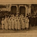 Recorte de prensa de foto: "El Director, D. Luis Soler, con los profesores y las enfermeras al salir de la misa en memoria del Fundador, el día de la apertura de curso". Madrid, en el Instituto Rubio. Colección de F. G. Conde Mora