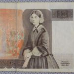 Billete de 10 libras con la efigie de la reina Isabel II de Inglaterra en el anverso y efigie de Florence Nightingale y escenas de la guerra de Crimea en el reverso. Colección de F. Herrera Rodríguez
